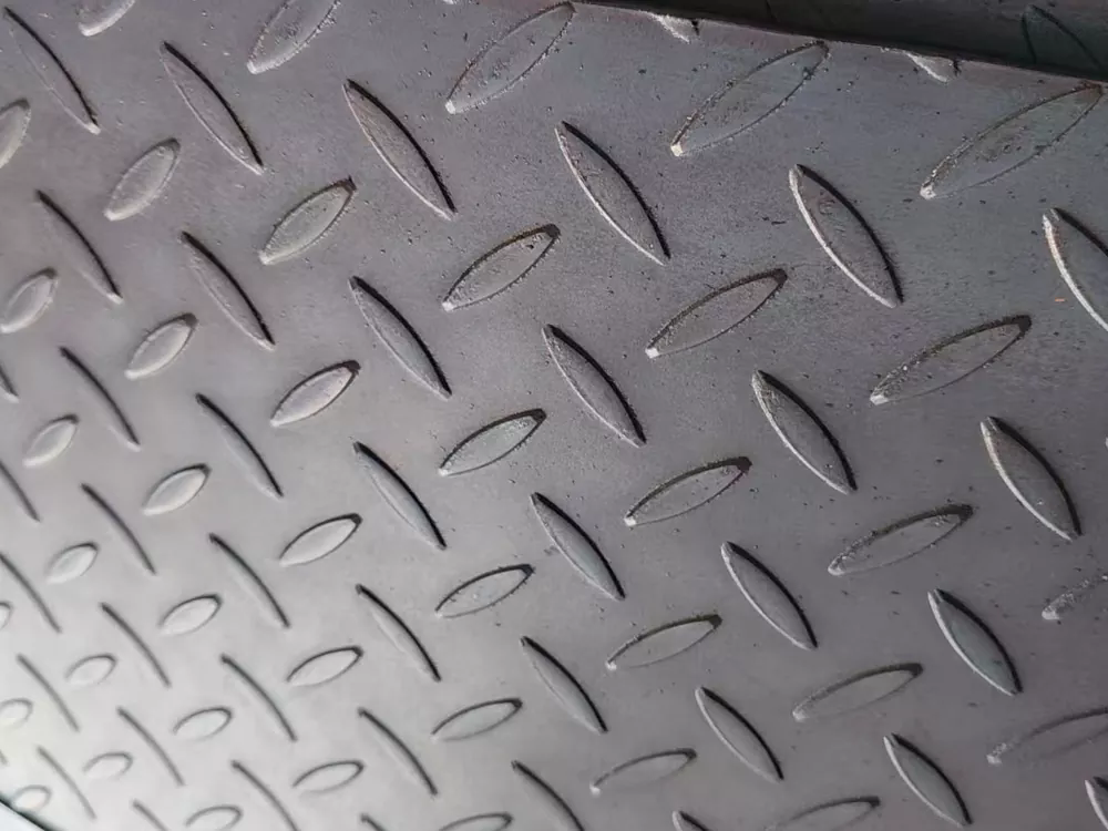 Paano Napapabuti ng Tread Plate ang Kaligtasan at Katatagan sa mga Industrial Application?