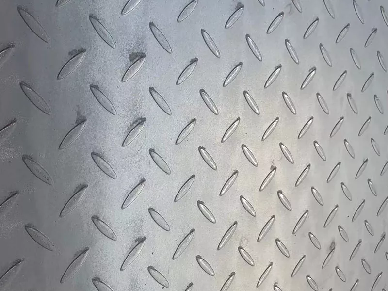 Paano Napapabuti ng Diamond Plate ang Kaligtasan at Katatagan sa mga Industrial Application?